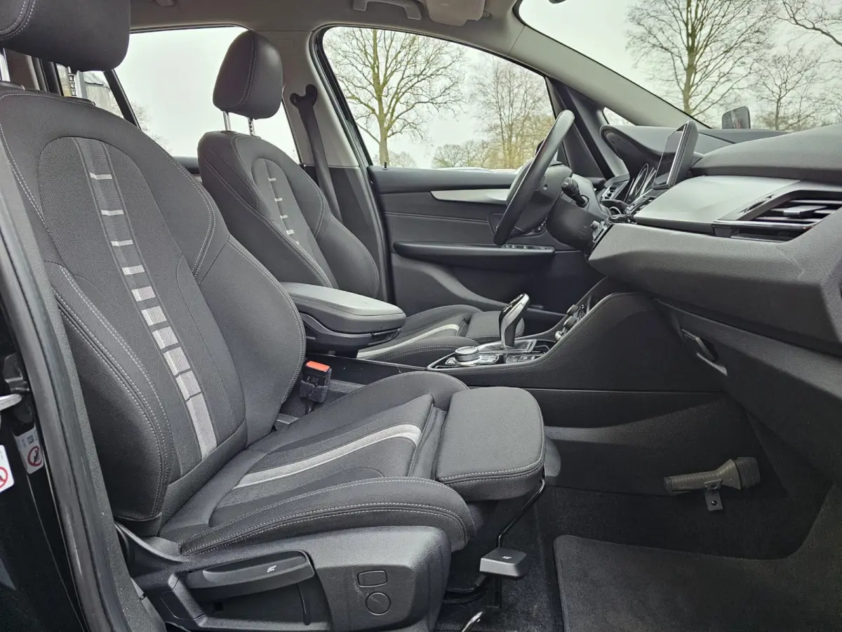 218i Business Edition | Automaat | LED | Trekhaak | Stoelverwarming | PDC | Elek. achterklep | HUD | Navi |