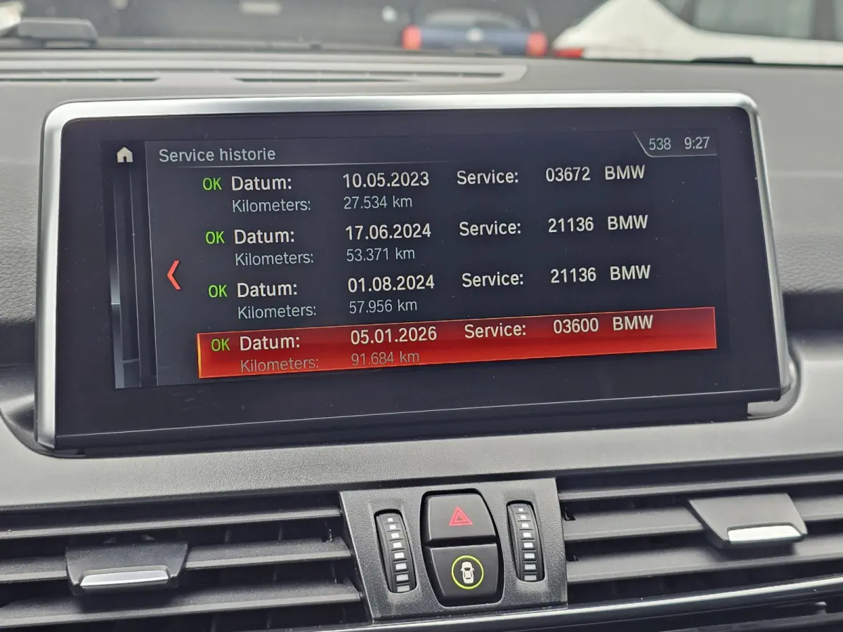 218i Business Edition | Automaat | LED | Trekhaak | Stoelverwarming | PDC | Elek. achterklep | HUD | Navi |