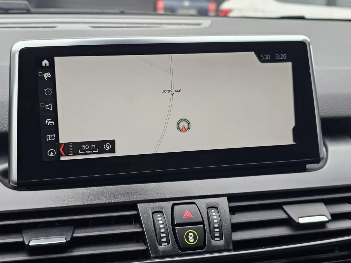 218i Business Edition | Automaat | LED | Trekhaak | Stoelverwarming | PDC | Elek. achterklep | HUD | Navi |