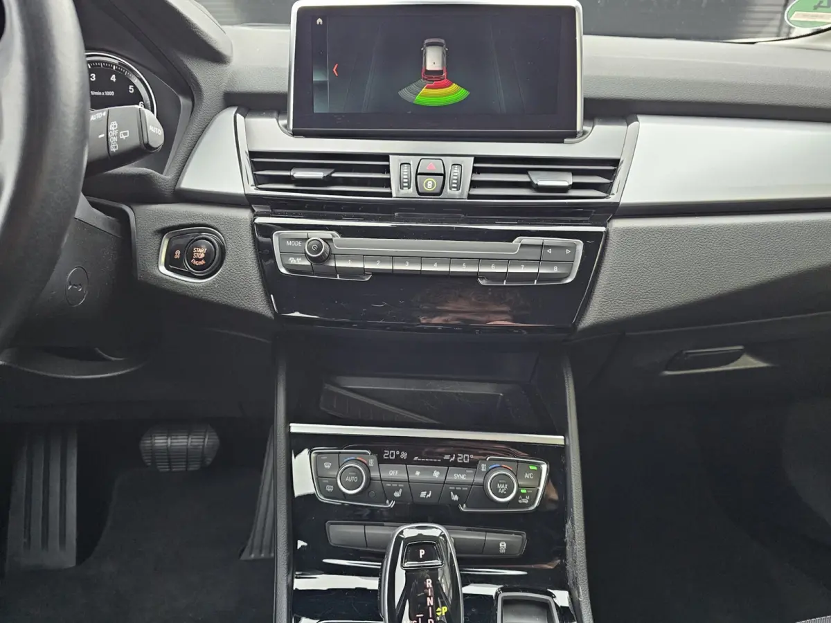 218i Business Edition | Automaat | LED | Trekhaak | Stoelverwarming | PDC | Elek. achterklep | HUD | Navi |