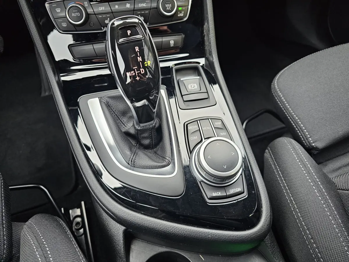 218i Business Edition | Automaat | LED | Trekhaak | Stoelverwarming | PDC | Elek. achterklep | HUD | Navi |