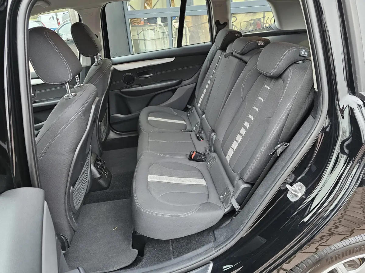 218i Business Edition | Automaat | LED | Trekhaak | Stoelverwarming | PDC | Elek. achterklep | HUD | Navi |