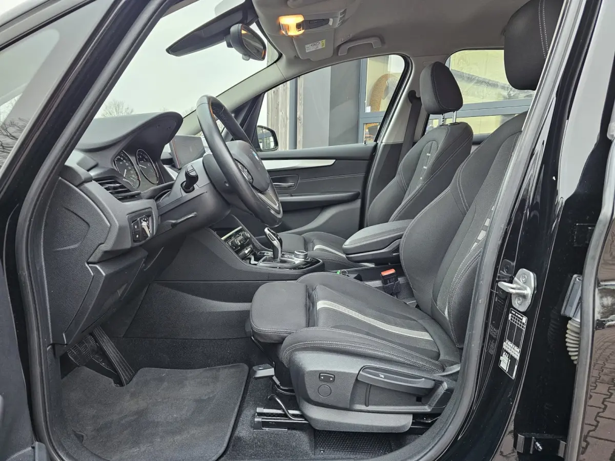 218i Business Edition | Automaat | LED | Trekhaak | Stoelverwarming | PDC | Elek. achterklep | HUD | Navi |