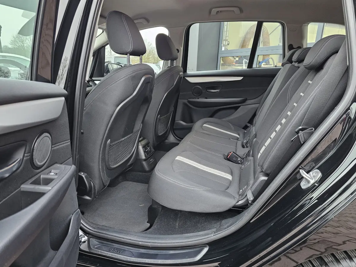 218i Business Edition | Automaat | LED | Trekhaak | Stoelverwarming | PDC | Elek. achterklep | HUD | Navi |
