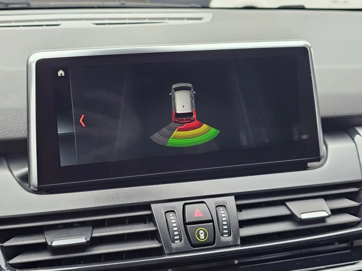 218i Business Edition | Automaat | LED | Trekhaak | Stoelverwarming | PDC | Elek. achterklep | HUD | Navi |