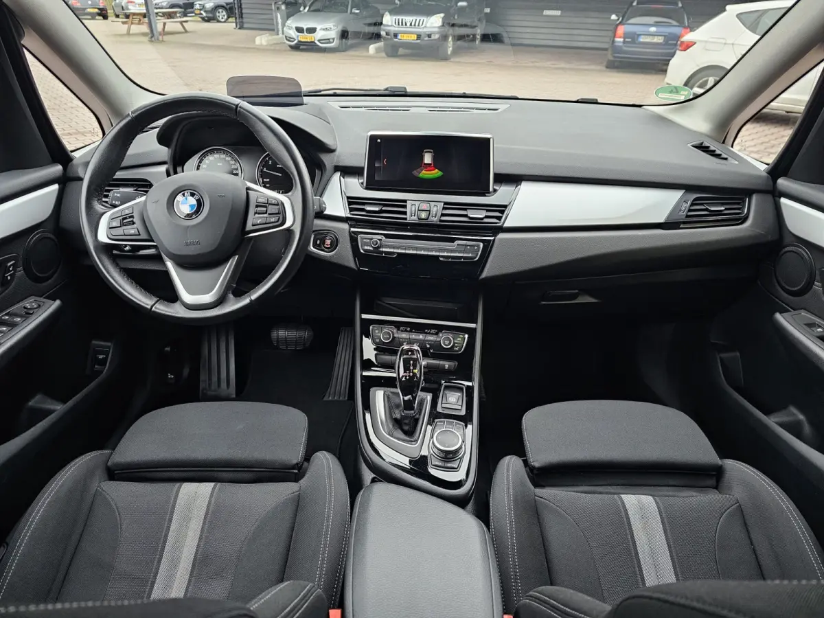 218i Business Edition | Automaat | LED | Trekhaak | Stoelverwarming | PDC | Elek. achterklep | HUD | Navi |