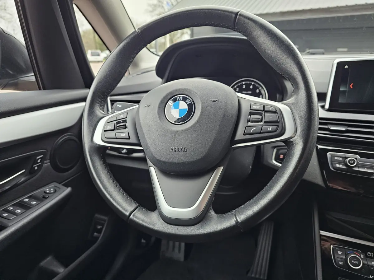 218i Business Edition | Automaat | LED | Trekhaak | Stoelverwarming | PDC | Elek. achterklep | HUD | Navi |