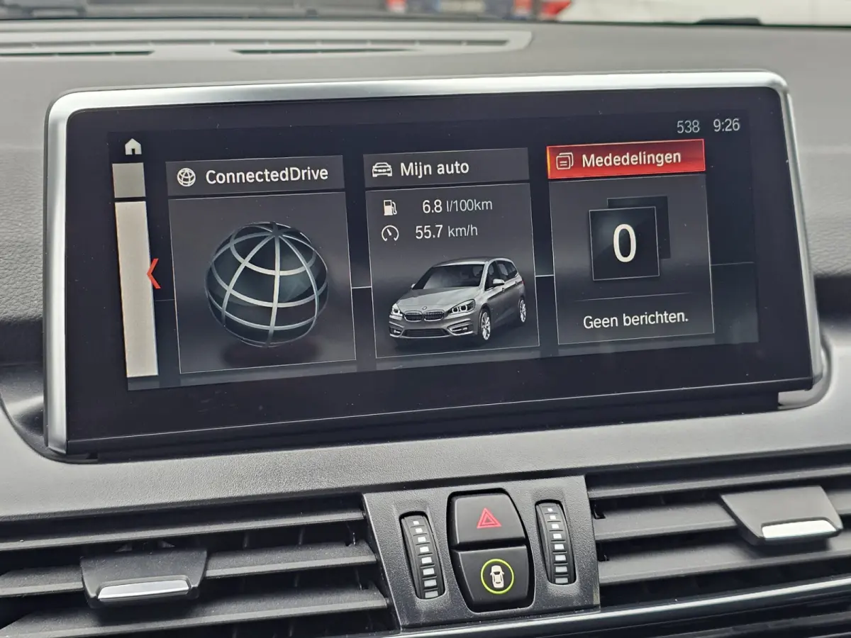 218i Business Edition | Automaat | LED | Trekhaak | Stoelverwarming | PDC | Elek. achterklep | HUD | Navi |