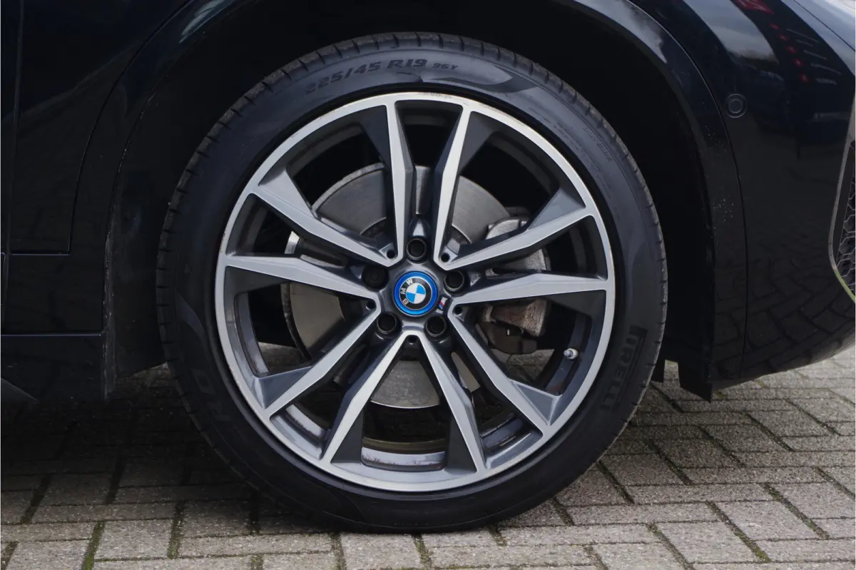 xDrive25e 220 PK High Executive M-Sport PHEV, Panoramadak, LED, Camera