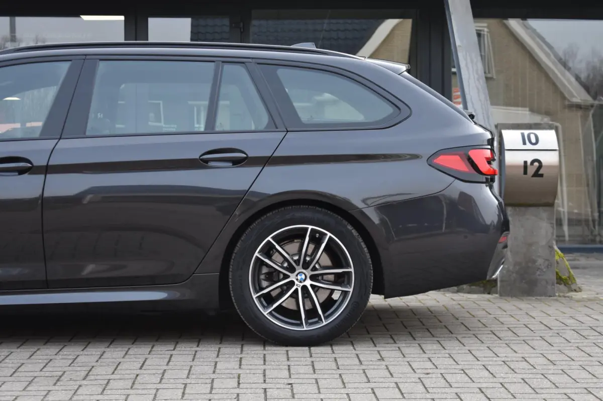 520i M-Sport | LASERLIGHT | NAP | DEALER ONDERHOUDEN | APPLE CARPLAY | ANDRIOD AUTO | SFEERVERLICHTING