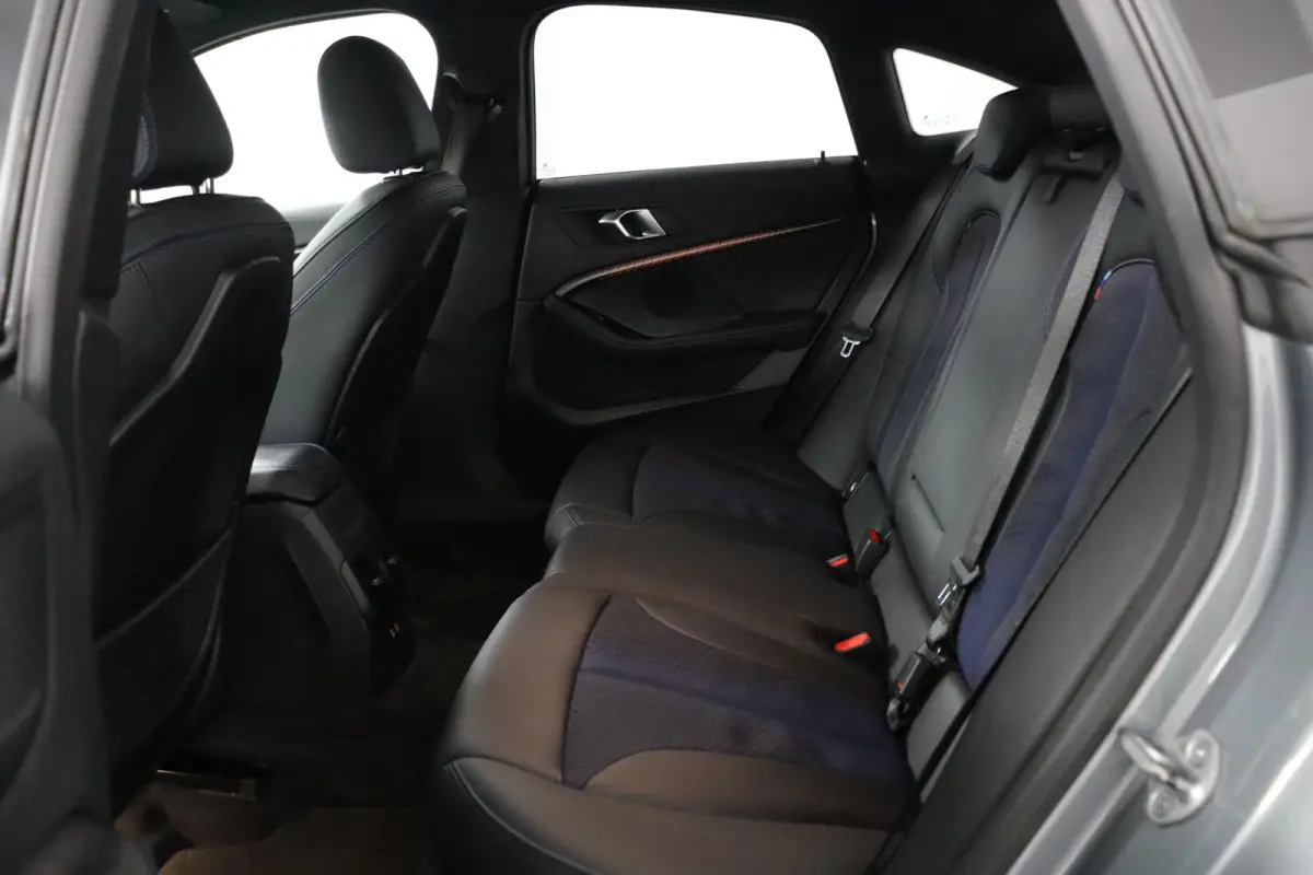 218i Business Edition | M-Sportpakket | HiFi | Adaptieve LED koplampen | M Koplampen Shadow Line |