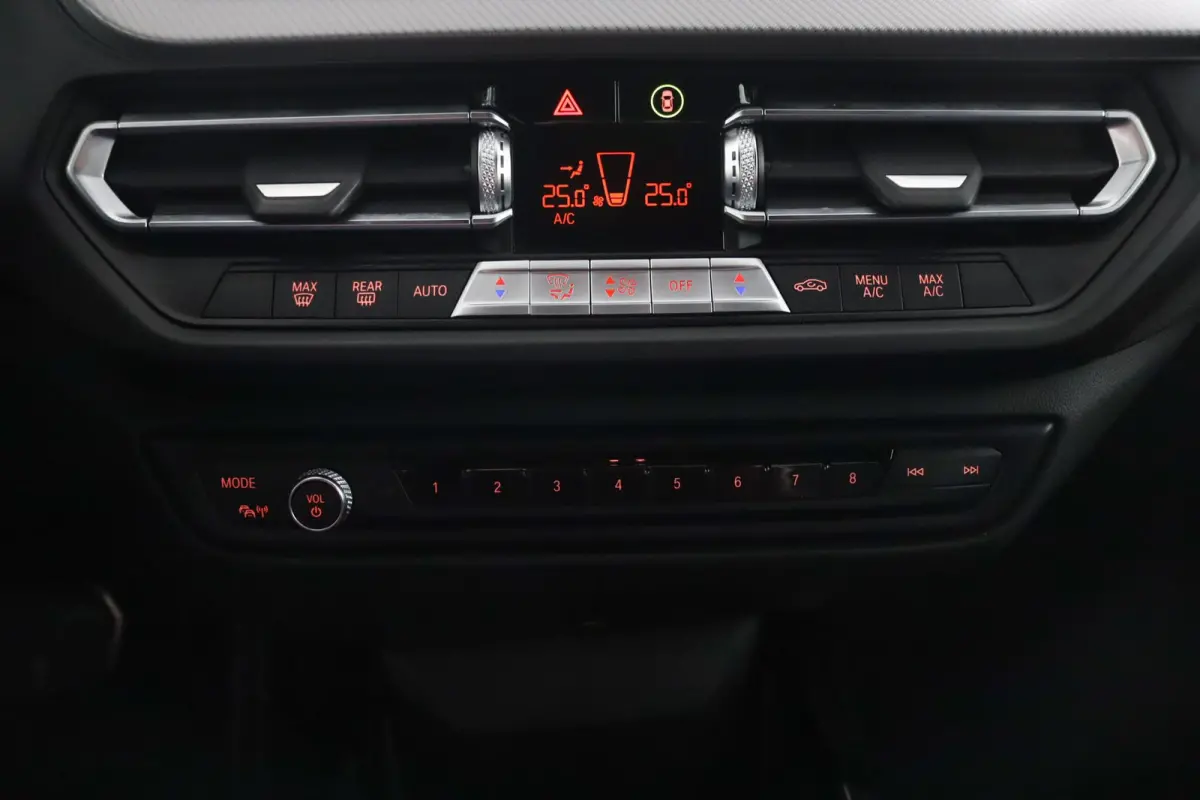 218i Business Edition | M-Sportpakket | HiFi | Adaptieve LED koplampen | M Koplampen Shadow Line |