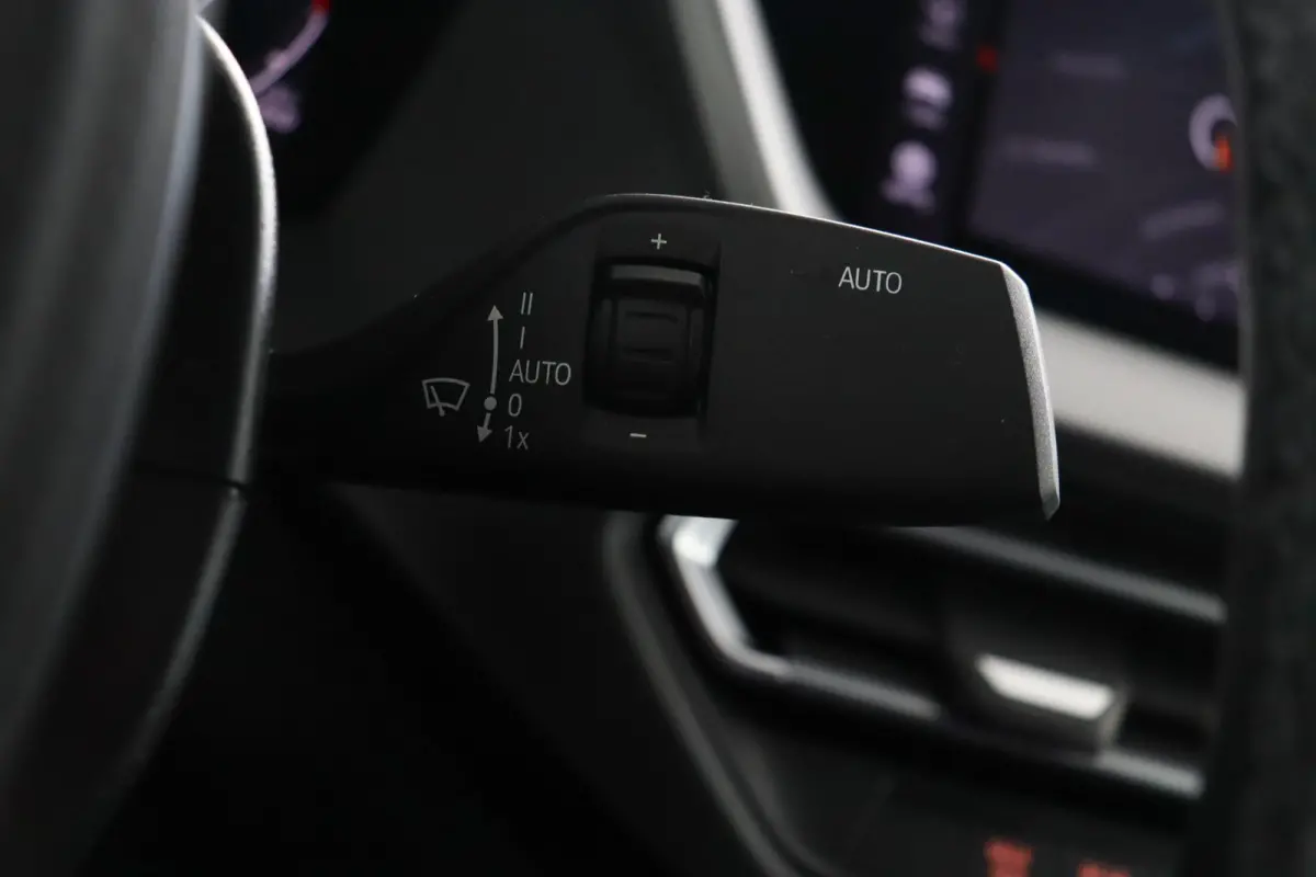 218i Business Edition | M-Sportpakket | HiFi | Adaptieve LED koplampen | M Koplampen Shadow Line |