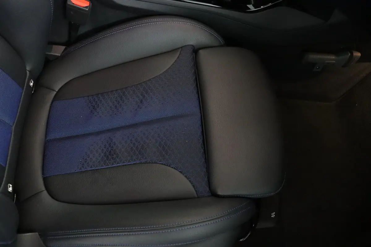 218i Business Edition | M-Sportpakket | HiFi | Adaptieve LED koplampen | M Koplampen Shadow Line |