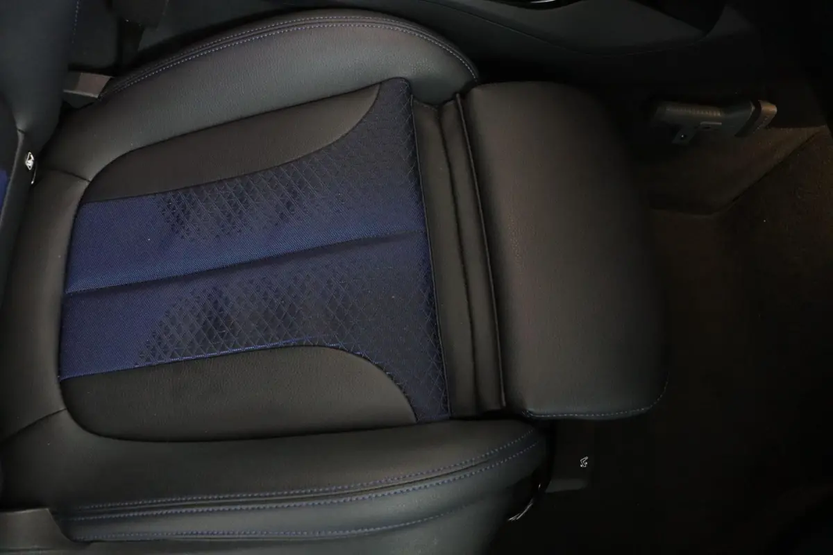 218i Business Edition | M-Sportpakket | HiFi | Adaptieve LED koplampen | M Koplampen Shadow Line |