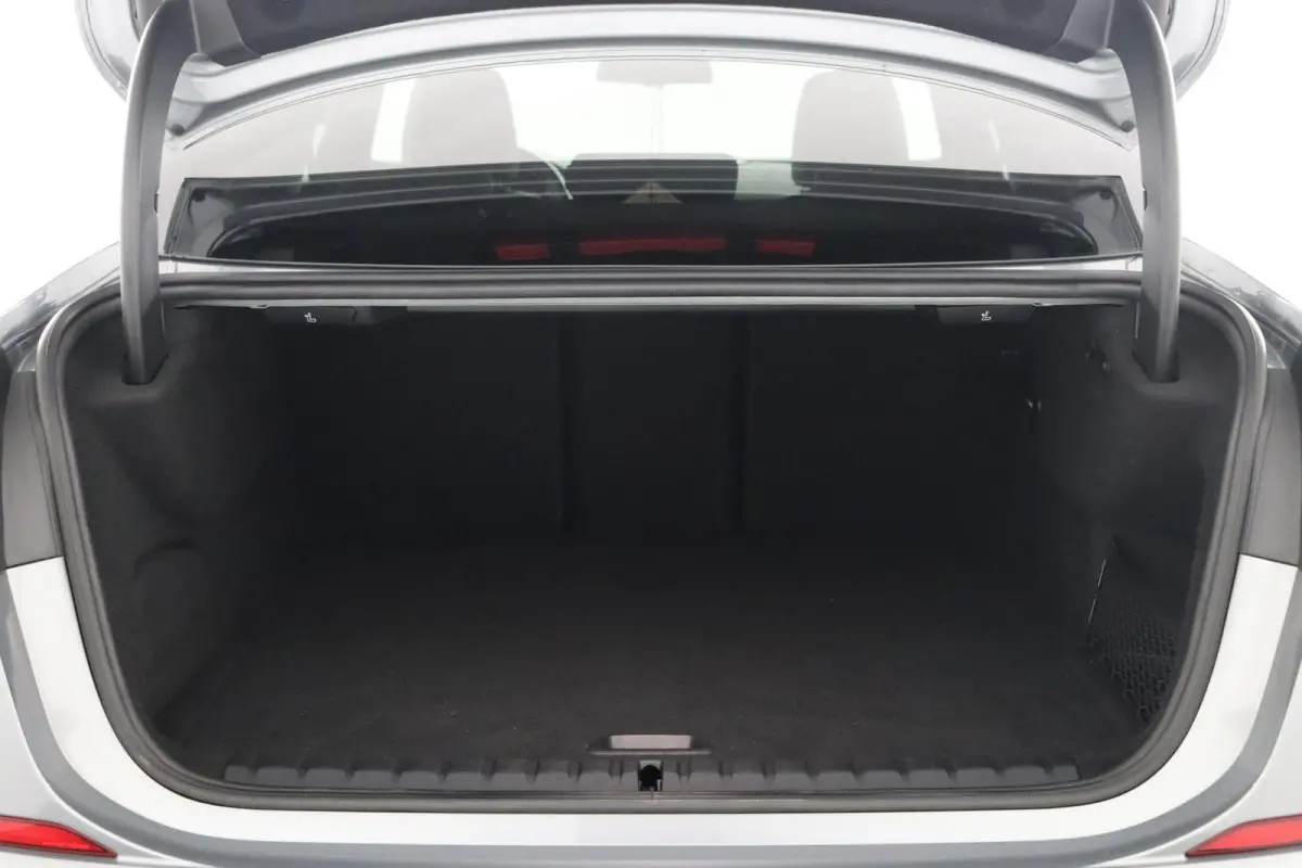 218i Business Edition | M-Sportpakket | HiFi | Adaptieve LED koplampen | M Koplampen Shadow Line |
