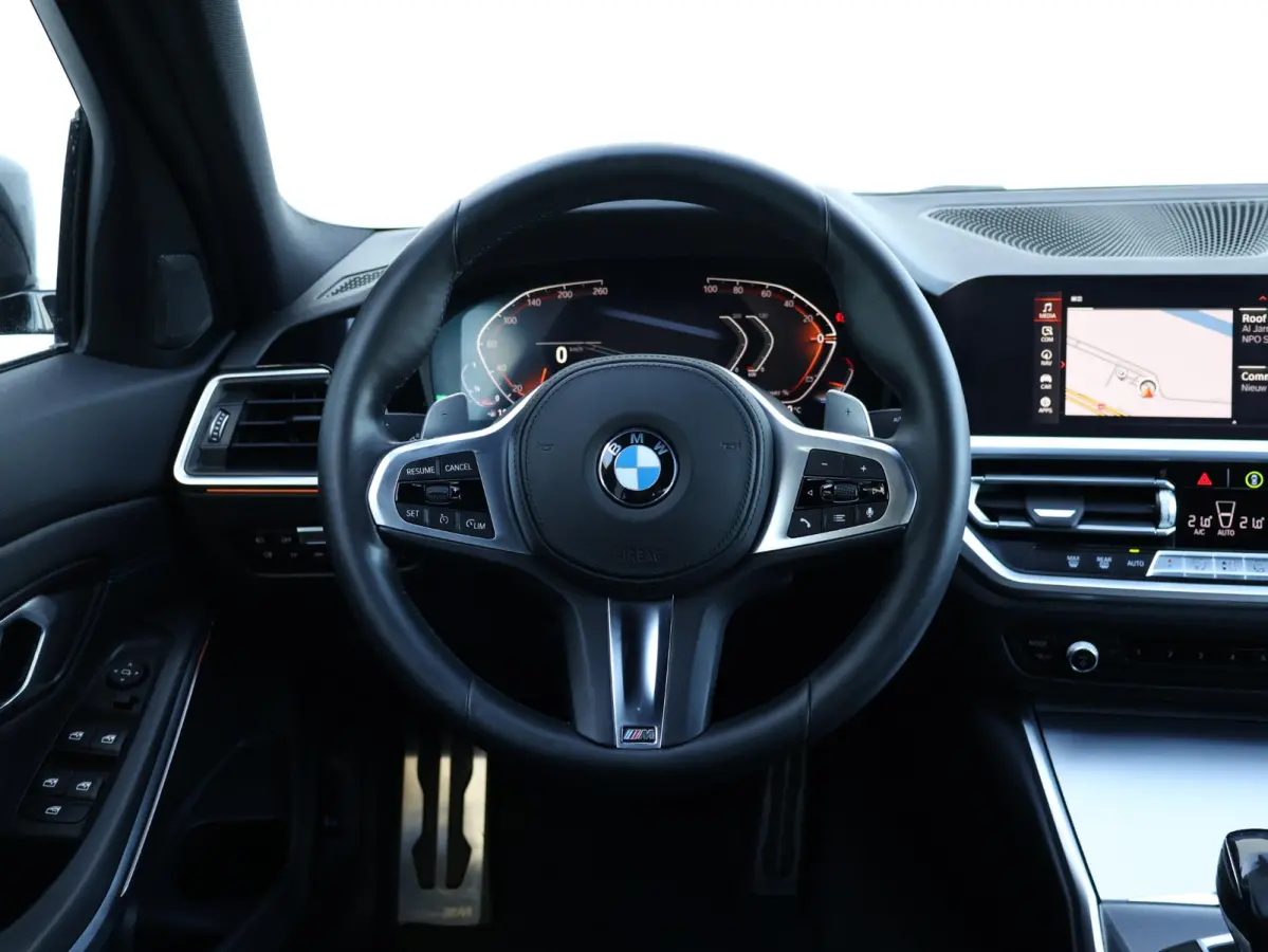 318i Executive Edition M Sport/ Live Cockpit Professional/ HiFi/ Cruise Control/ Sportstoelen/ 19 inch LM/ Getint Glas /
