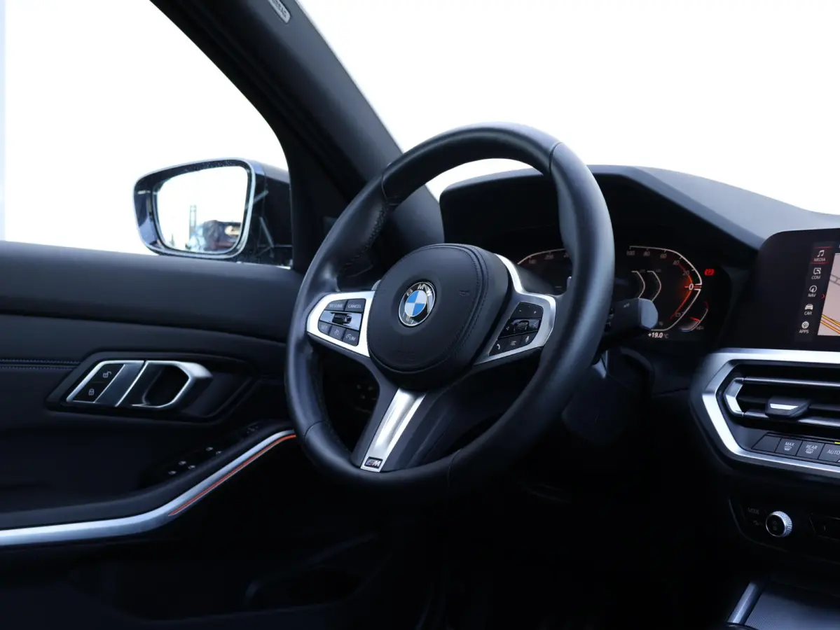 318i Executive Edition M Sport/ Live Cockpit Professional/ HiFi/ Cruise Control/ Sportstoelen/ 19 inch LM/ Getint Glas /