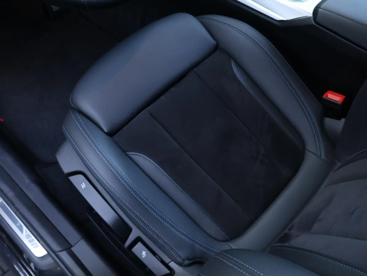 318i Executive Edition M Sport/ Live Cockpit Professional/ HiFi/ Cruise Control/ Sportstoelen/ 19 inch LM/ Getint Glas /