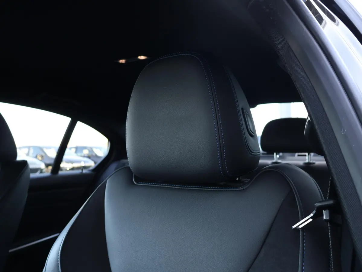 318i Executive Edition M Sport/ Live Cockpit Professional/ HiFi/ Cruise Control/ Sportstoelen/ 19 inch LM/ Getint Glas /