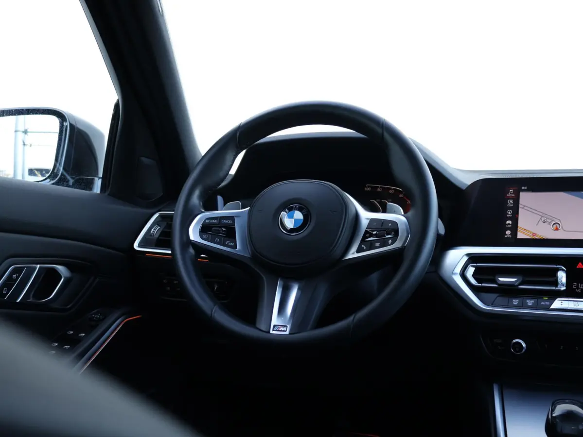 318i Executive Edition M Sport/ Live Cockpit Professional/ HiFi/ Cruise Control/ Sportstoelen/ 19 inch LM/ Getint Glas /