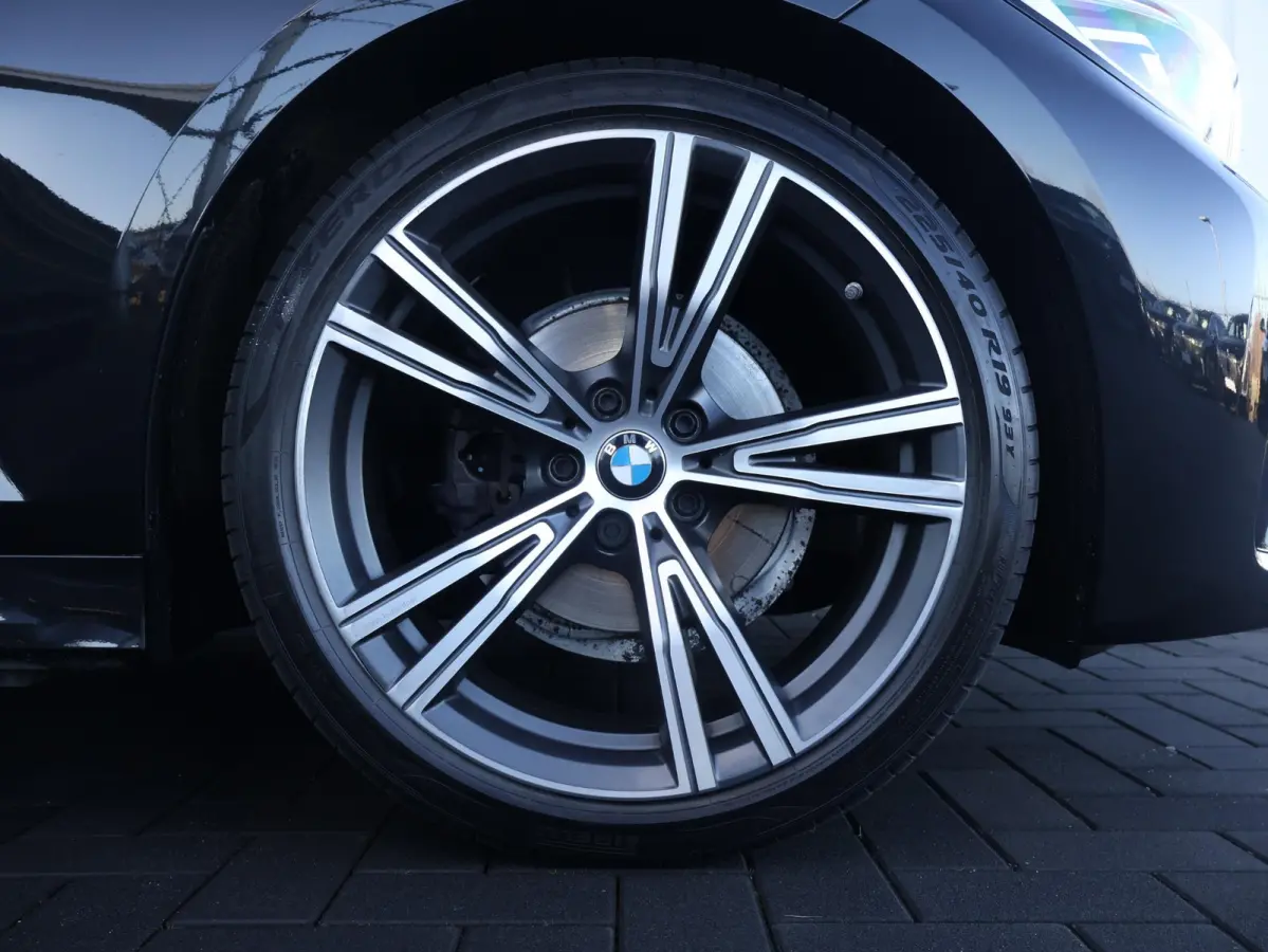 318i Executive Edition M Sport/ Live Cockpit Professional/ HiFi/ Cruise Control/ Sportstoelen/ 19 inch LM/ Getint Glas /
