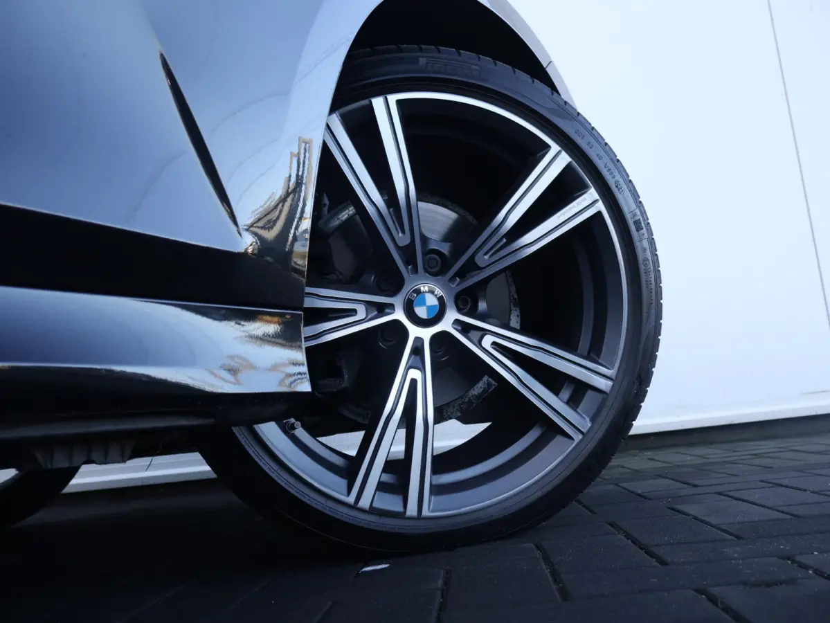 318i Executive Edition M Sport/ Live Cockpit Professional/ HiFi/ Cruise Control/ Sportstoelen/ 19 inch LM/ Getint Glas /