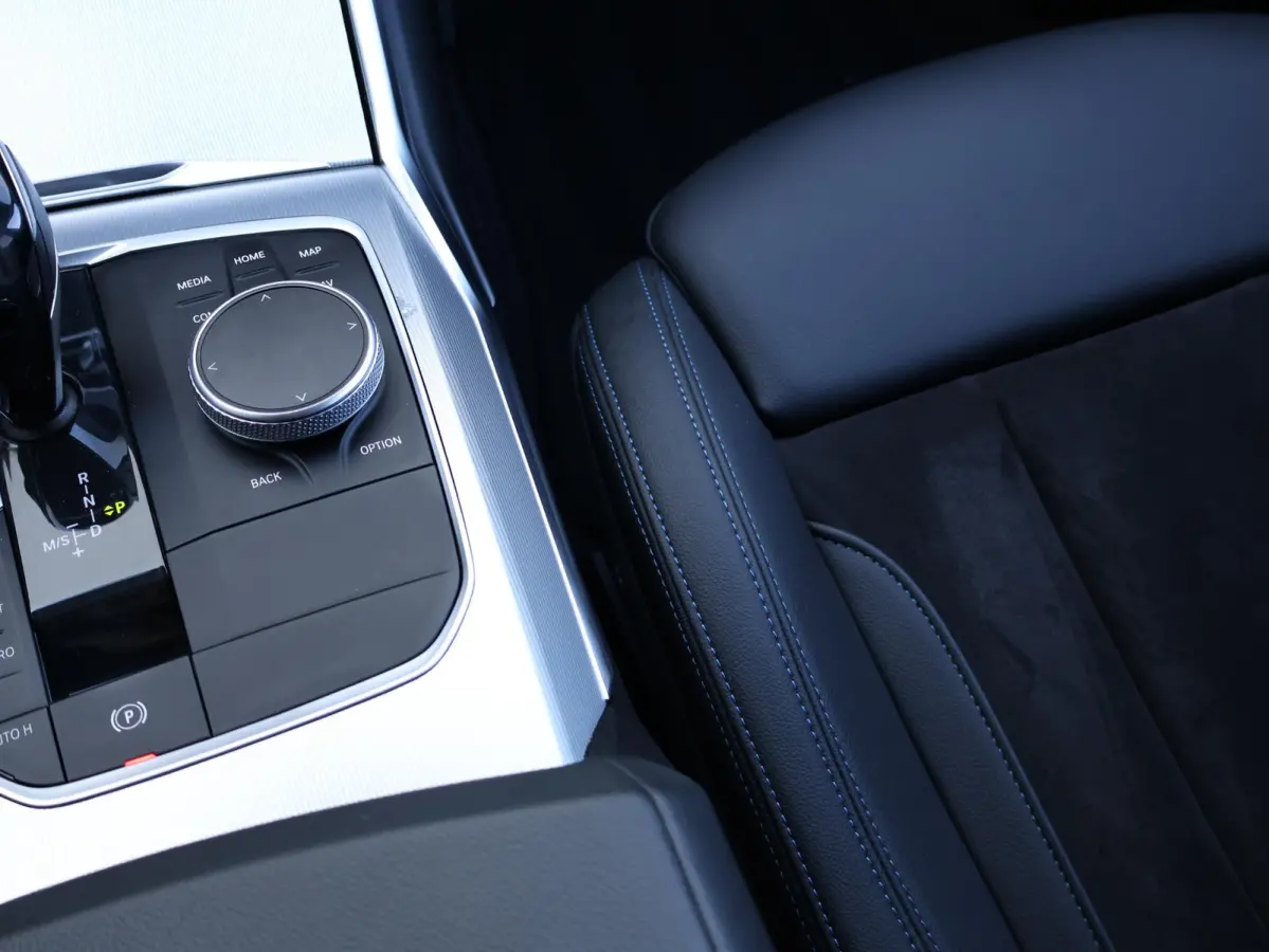 318i Executive Edition M Sport/ Live Cockpit Professional/ HiFi/ Cruise Control/ Sportstoelen/ 19 inch LM/ Getint Glas /