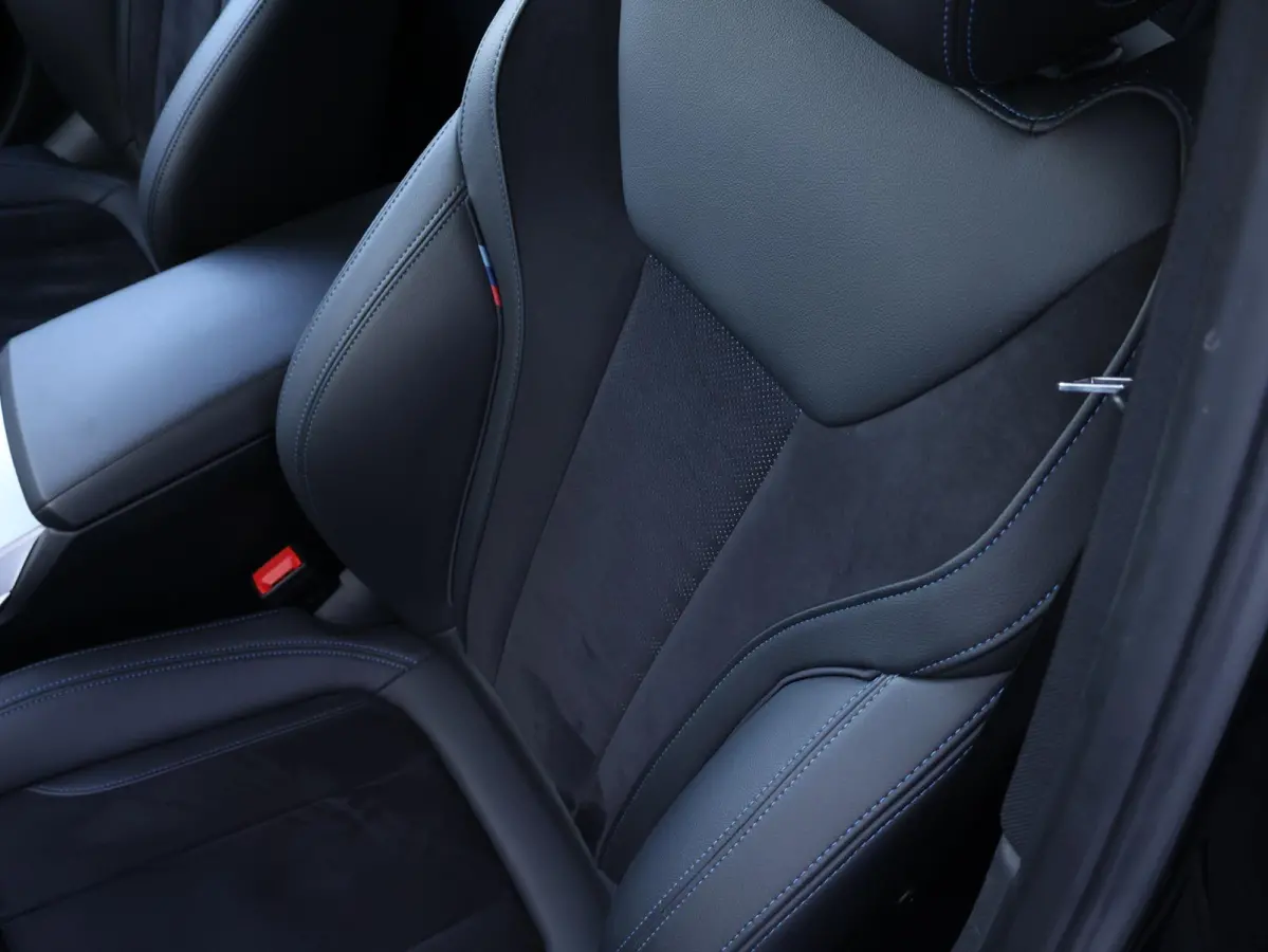 318i Executive Edition M Sport/ Live Cockpit Professional/ HiFi/ Cruise Control/ Sportstoelen/ 19 inch LM/ Getint Glas /