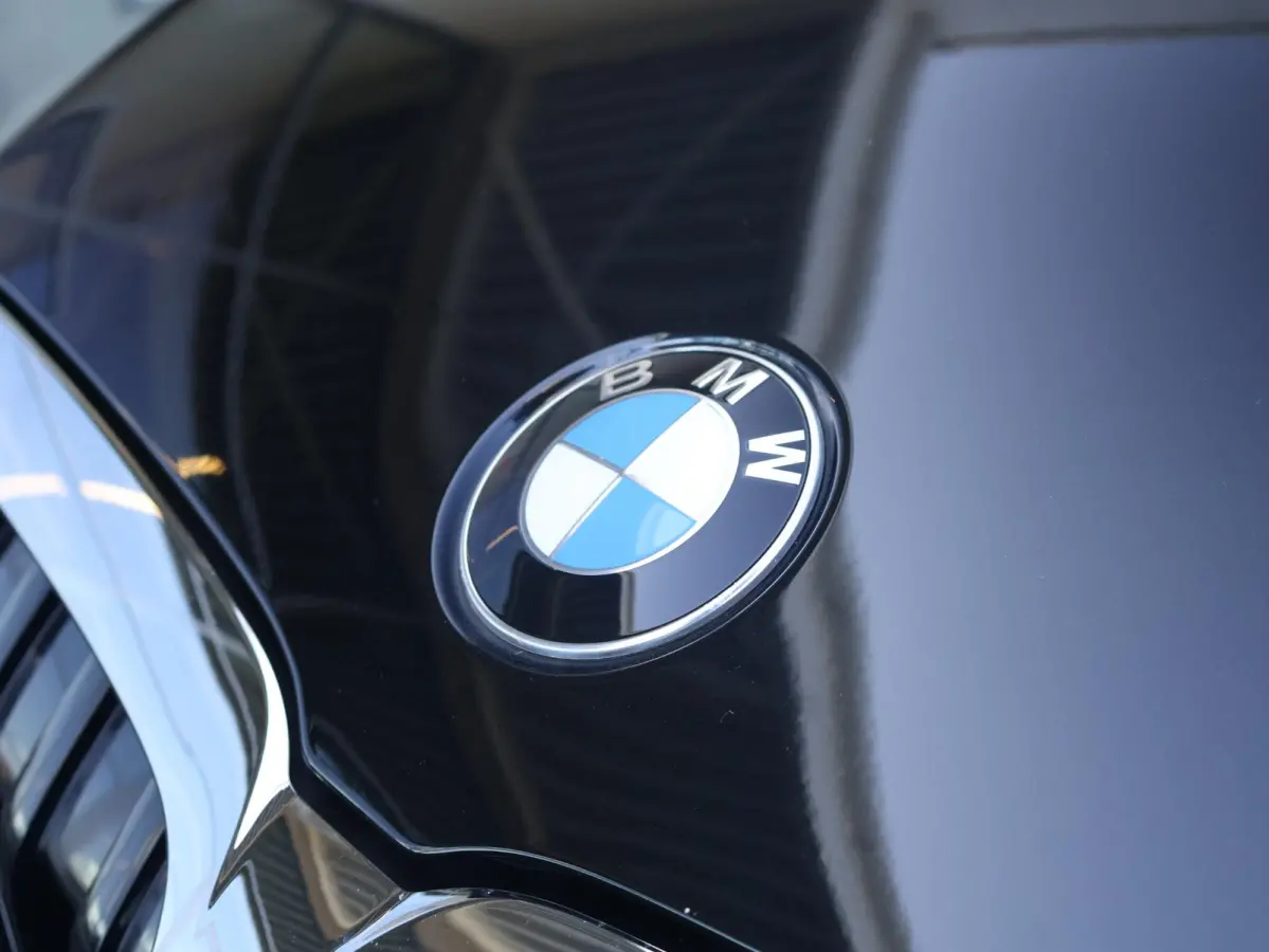 318i Executive Edition M Sport/ Live Cockpit Professional/ HiFi/ Cruise Control/ Sportstoelen/ 19 inch LM/ Getint Glas /