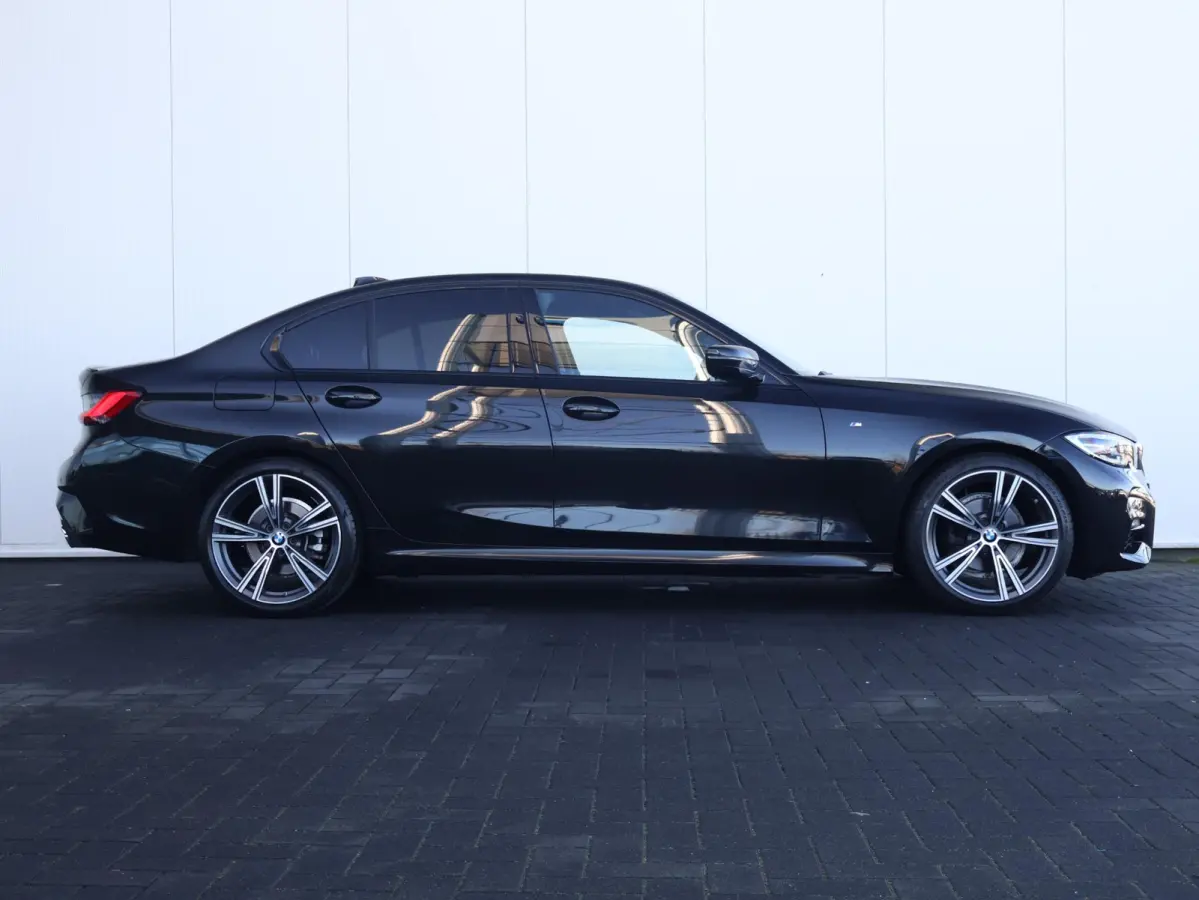 318i Executive Edition M Sport/ Live Cockpit Professional/ HiFi/ Cruise Control/ Sportstoelen/ 19 inch LM/ Getint Glas /