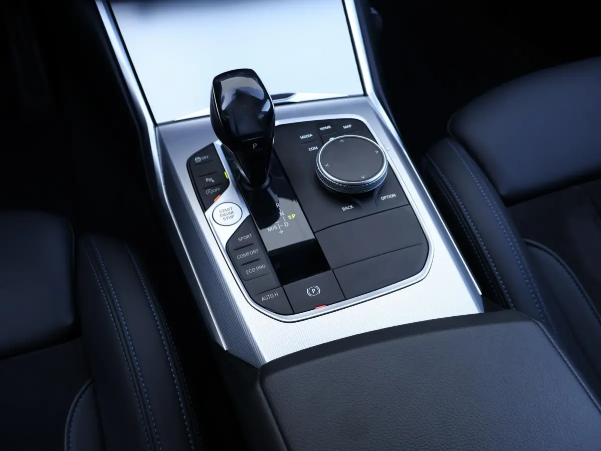 318i Executive Edition M Sport/ Live Cockpit Professional/ HiFi/ Cruise Control/ Sportstoelen/ 19 inch LM/ Getint Glas /