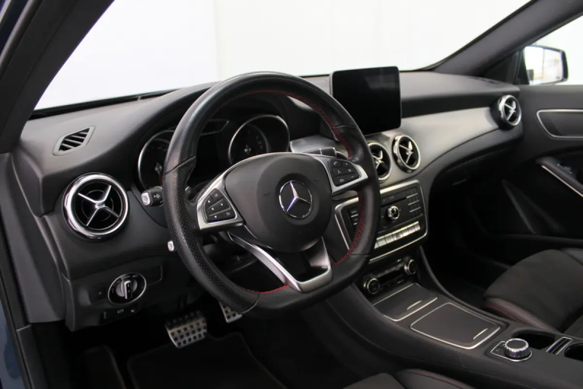 180 Business Solution AMG Night Upgrade 123PK, RIJKLAAR!! AUTOMAAT | PANORAMADAK | LEER/ALCANTARA | CAMERA