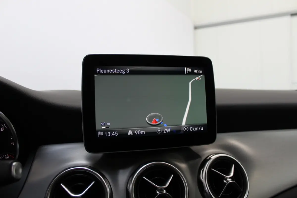 180 Business Solution AMG Night Upgrade 123PK, RIJKLAAR!! AUTOMAAT | PANORAMADAK | LEER/ALCANTARA | CAMERA