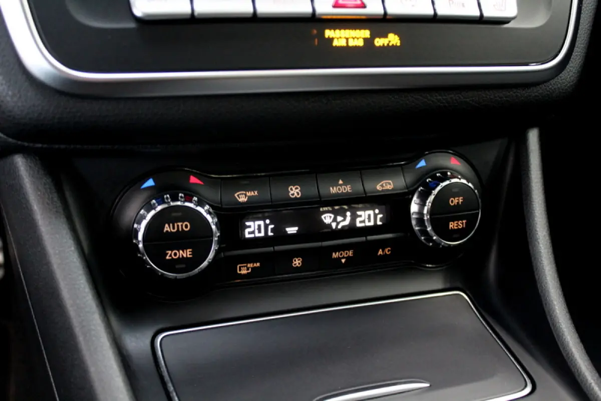 180 Business Solution AMG Night Upgrade 123PK, RIJKLAAR!! AUTOMAAT | PANORAMADAK | LEER/ALCANTARA | CAMERA