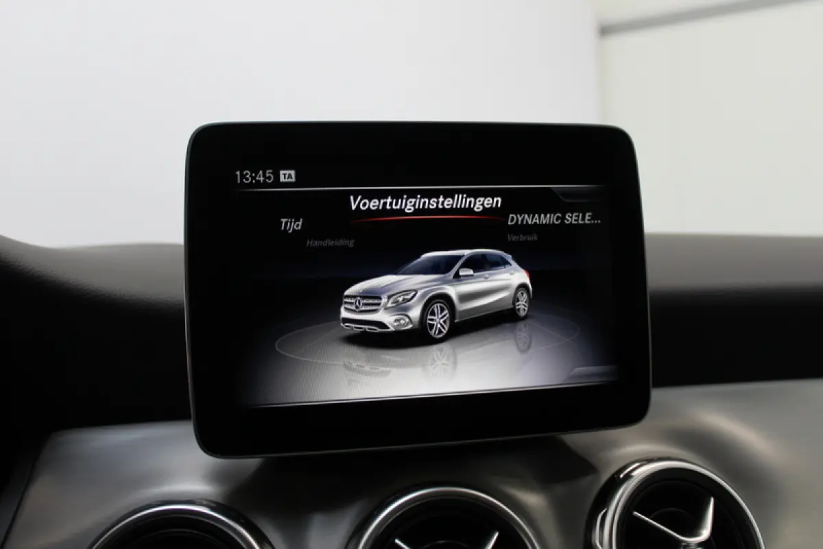 180 Business Solution AMG Night Upgrade 123PK, RIJKLAAR!! AUTOMAAT | PANORAMADAK | LEER/ALCANTARA | CAMERA