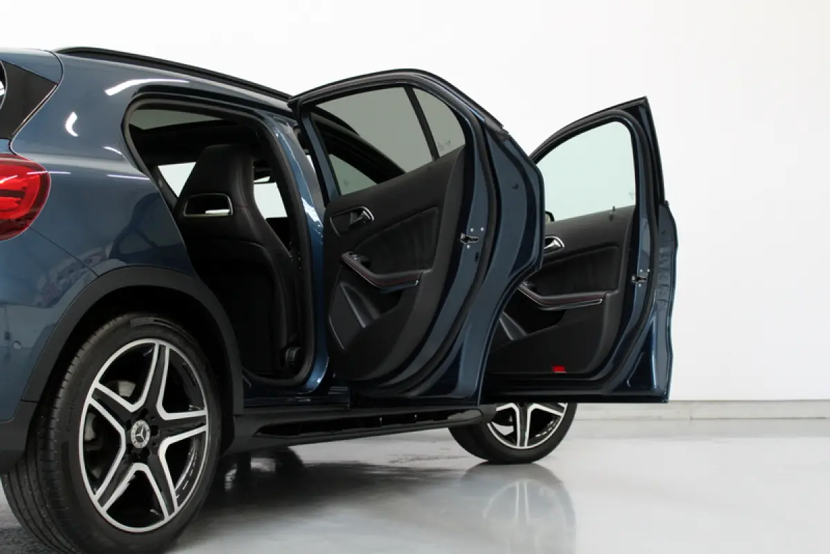 180 Business Solution AMG Night Upgrade 123PK, RIJKLAAR!! AUTOMAAT | PANORAMADAK | LEER/ALCANTARA | CAMERA