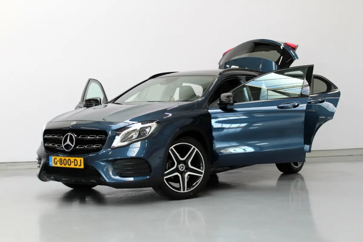 180 Business Solution AMG Night Upgrade 123PK, RIJKLAAR!! AUTOMAAT | PANORAMADAK | LEER/ALCANTARA | CAMERA