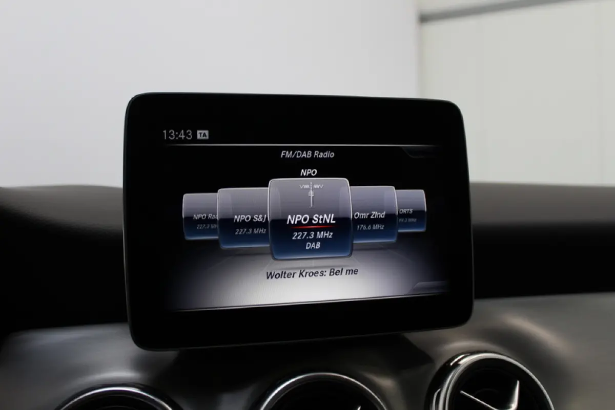 180 Business Solution AMG Night Upgrade 123PK, RIJKLAAR!! AUTOMAAT | PANORAMADAK | LEER/ALCANTARA | CAMERA