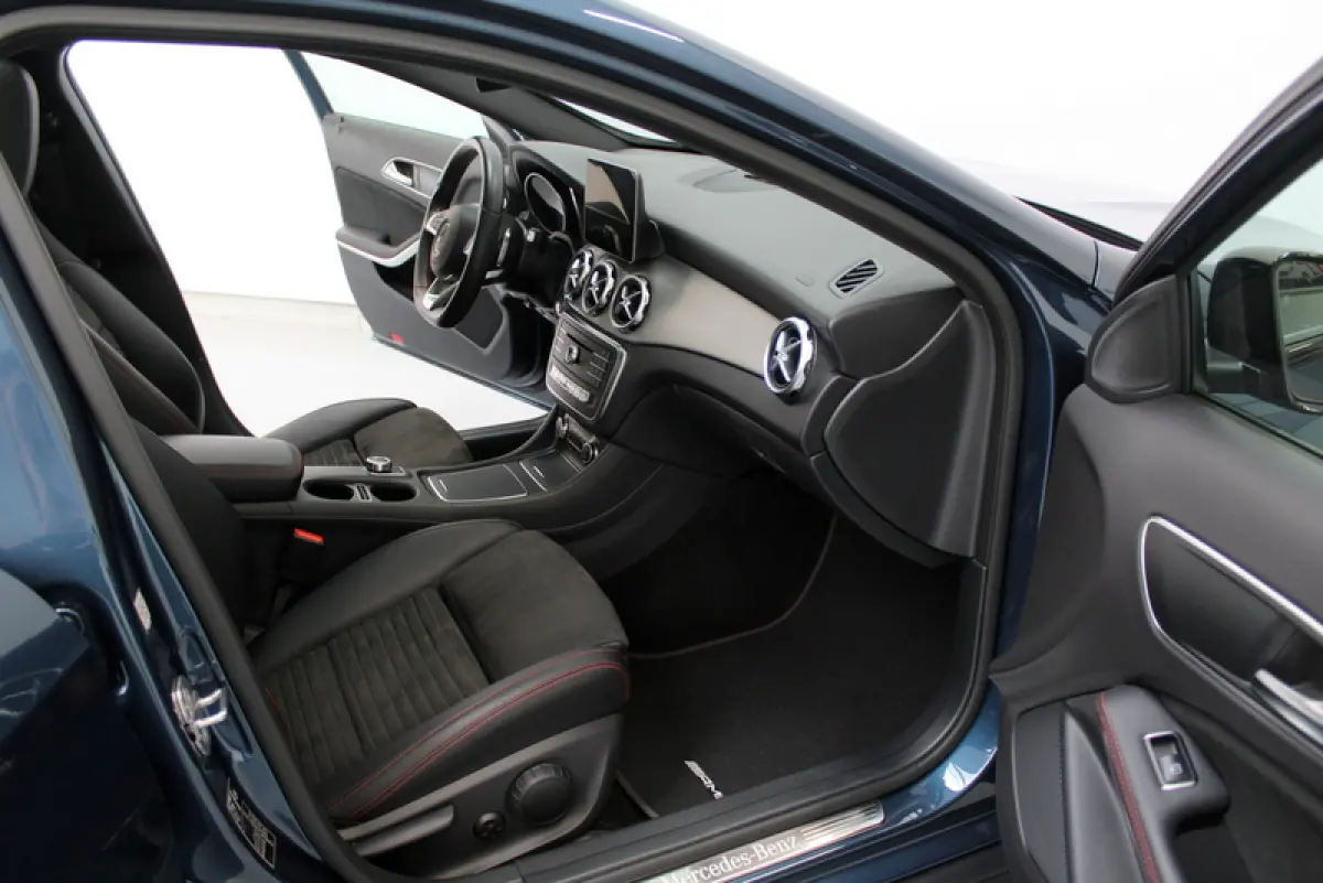 180 Business Solution AMG Night Upgrade 123PK, RIJKLAAR!! AUTOMAAT | PANORAMADAK | LEER/ALCANTARA | CAMERA