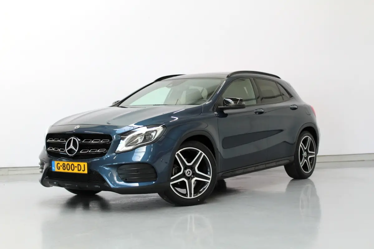 180 Business Solution AMG Night Upgrade 123PK, RIJKLAAR!! AUTOMAAT | PANORAMADAK | LEER/ALCANTARA | CAMERA