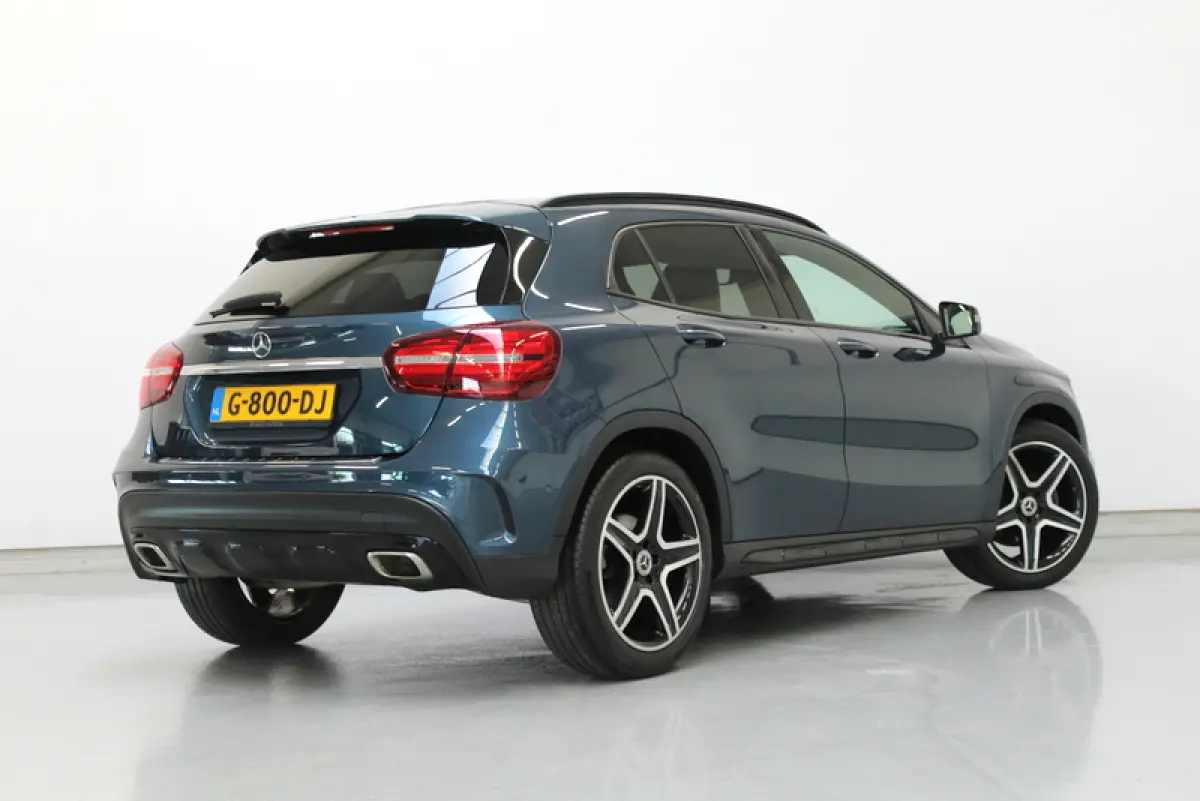 180 Business Solution AMG Night Upgrade 123PK, RIJKLAAR!! AUTOMAAT | PANORAMADAK | LEER/ALCANTARA | CAMERA