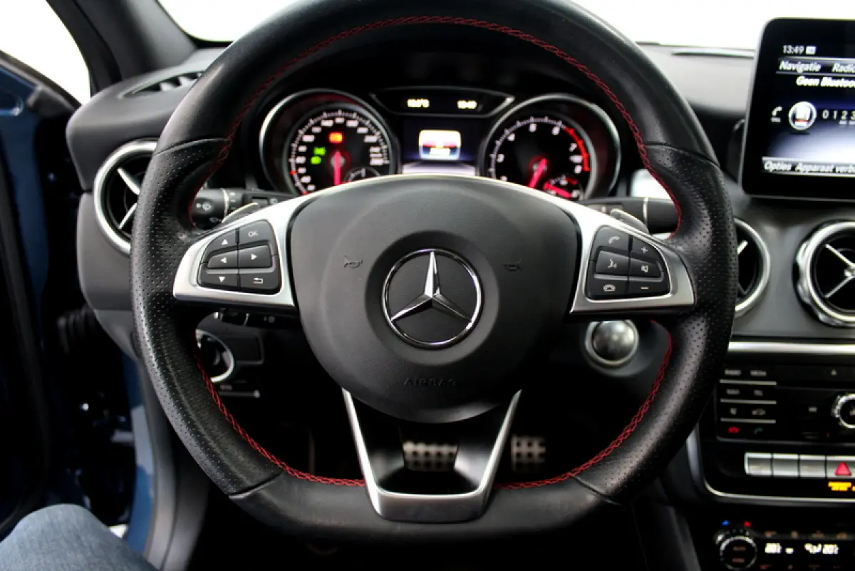 180 Business Solution AMG Night Upgrade 123PK, RIJKLAAR!! AUTOMAAT | PANORAMADAK | LEER/ALCANTARA | CAMERA