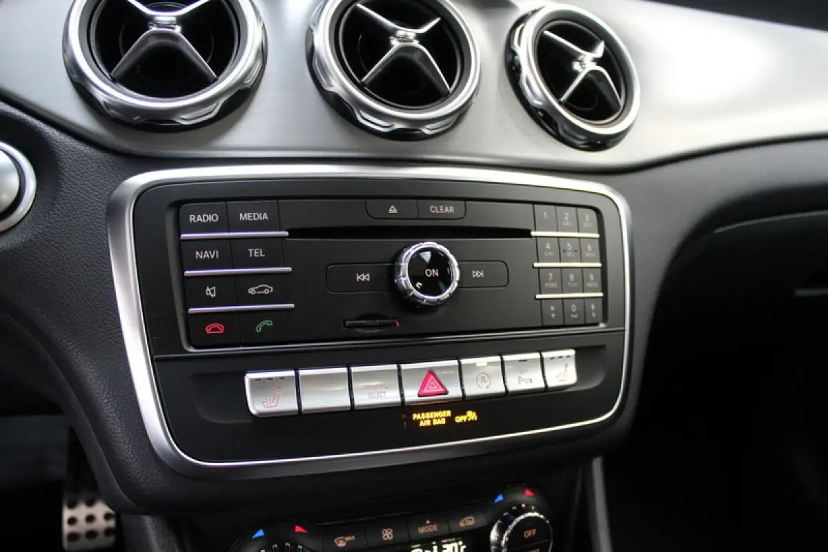 180 Business Solution AMG Night Upgrade 123PK, RIJKLAAR!! AUTOMAAT | PANORAMADAK | LEER/ALCANTARA | CAMERA