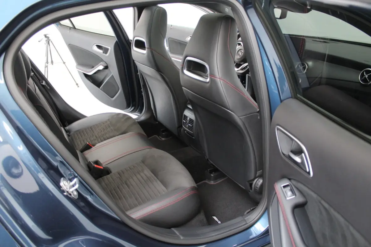 180 Business Solution AMG Night Upgrade 123PK, RIJKLAAR!! AUTOMAAT | PANORAMADAK | LEER/ALCANTARA | CAMERA