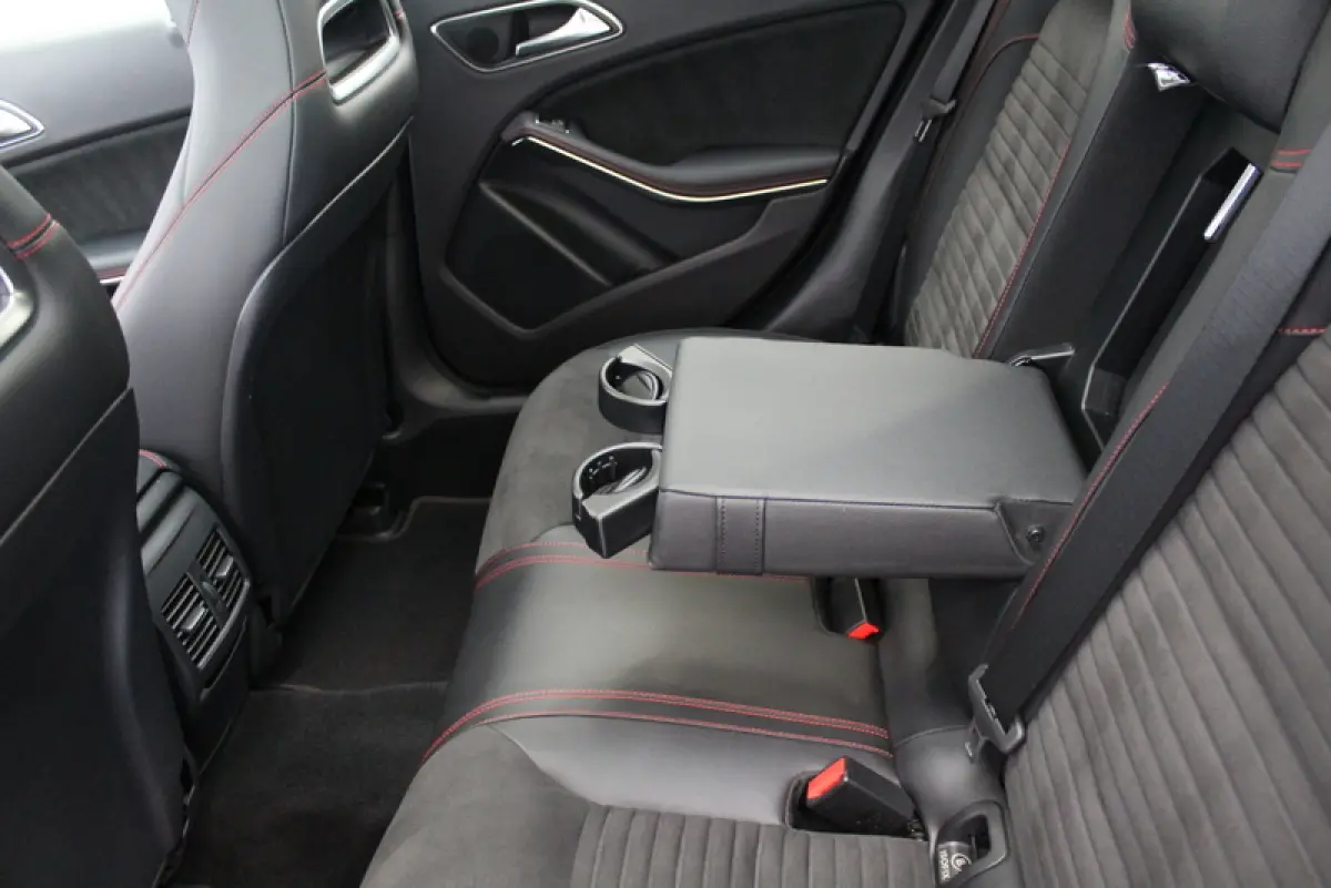 180 Business Solution AMG Night Upgrade 123PK, RIJKLAAR!! AUTOMAAT | PANORAMADAK | LEER/ALCANTARA | CAMERA