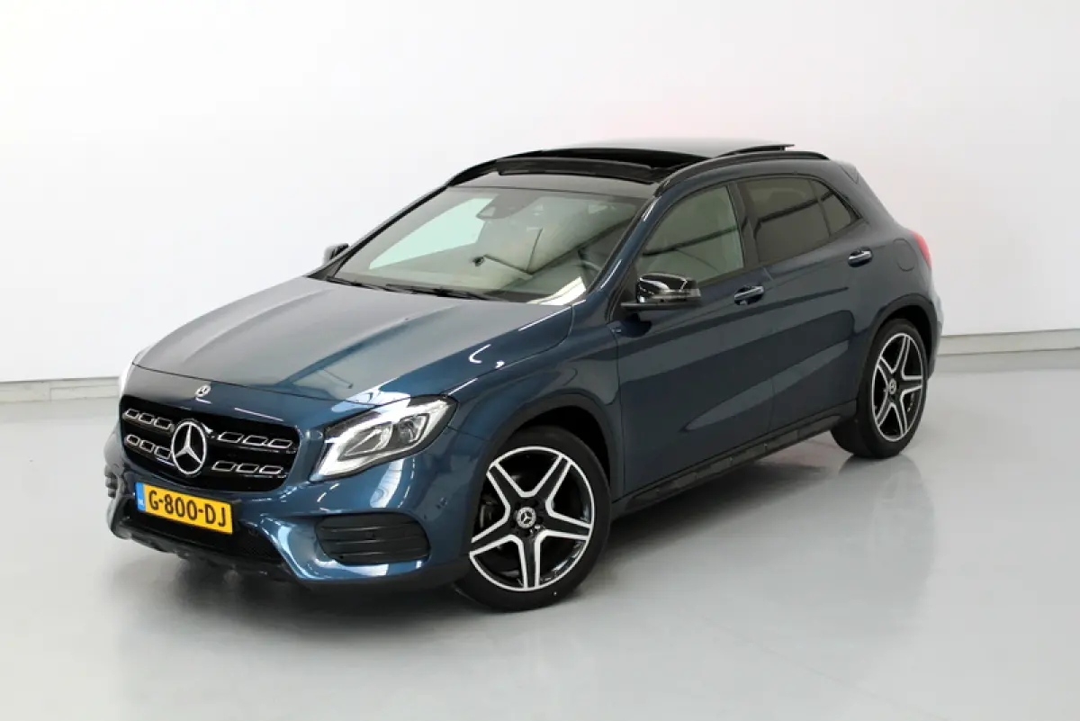 180 Business Solution AMG Night Upgrade 123PK, RIJKLAAR!! AUTOMAAT | PANORAMADAK | LEER/ALCANTARA | CAMERA