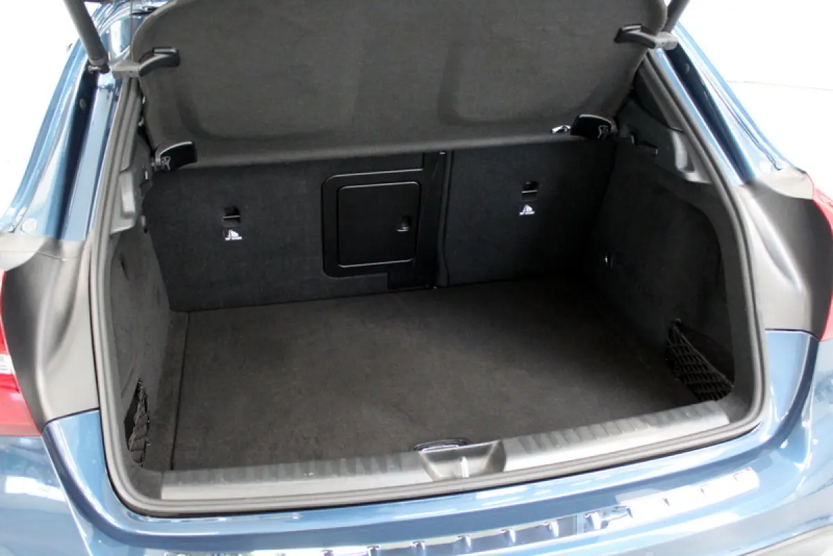 180 Business Solution AMG Night Upgrade 123PK, RIJKLAAR!! AUTOMAAT | PANORAMADAK | LEER/ALCANTARA | CAMERA