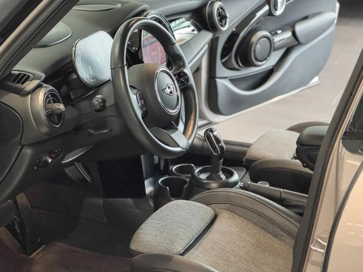 1.5 Steptr.Aut.-7 ** LED, NAVI+, PANORAMA, HuD, HALF-LEDER, KEYLESS, CAMERA ** 1e EIG - UNFALLFREI ** ** INFORMEER OOK NAAR ONZE AANTREKKELIJKE FINANCIAL-LEASE TARIEVEN **