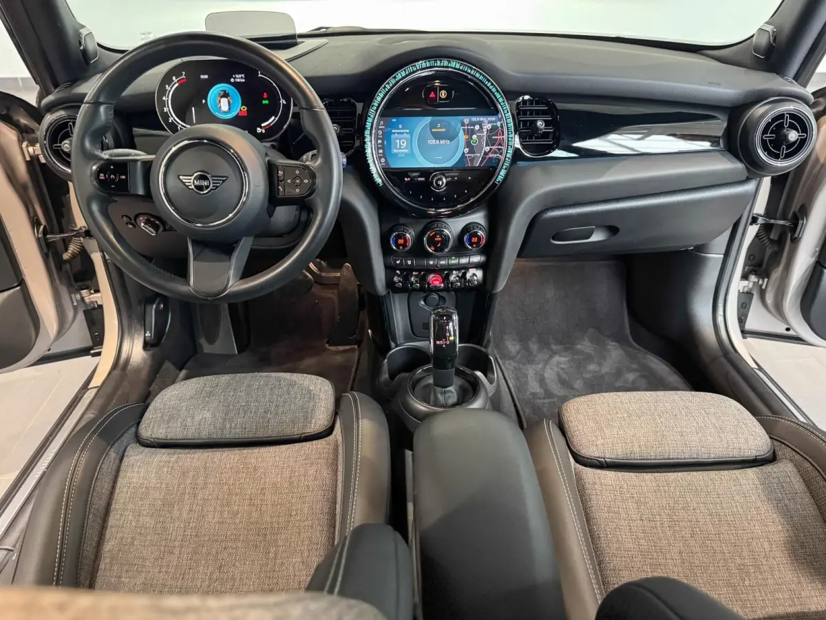 1.5 Steptr.Aut.-7 ** LED, NAVI+, PANORAMA, HuD, HALF-LEDER, KEYLESS, CAMERA ** 1e EIG - UNFALLFREI ** ** INFORMEER OOK NAAR ONZE AANTREKKELIJKE FINANCIAL-LEASE TARIEVEN **